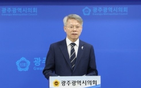 민형배 민주당 전남광주특별시장 후보가 15일 광주시의회에서 기자회견을 하고 있다. 민형배 경선사무소 제공