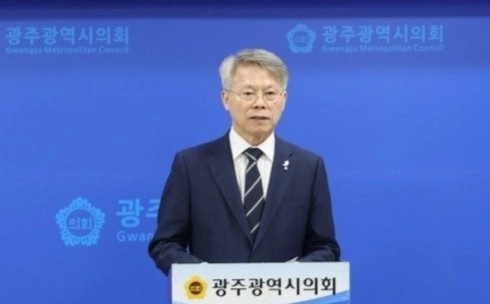 민형배 민주당 전남광주특별시장 후보가 15일 광주시의회에서 기자회견을 하고 있다. 민형배 경선사무소 제공