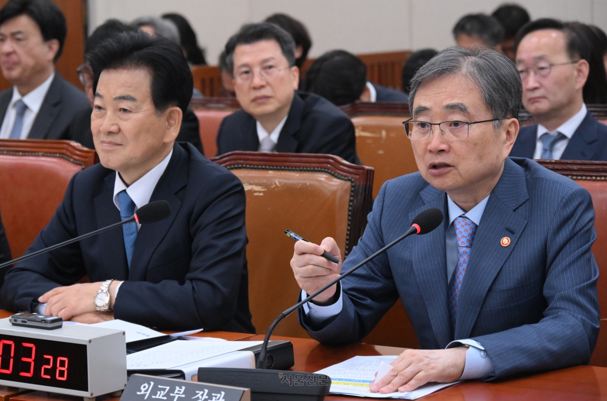 조현 외교부 장관이 15일 국회에서 열린 외교통일위원회 전체회의에서 의원 질의에 답하고 있다. 2026.4.15 안주영 전문기자
