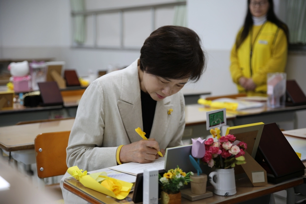 유은혜 경기도교육감 예비후보가 15일 안산 4.16생명안전교육원 내 단원고 기억교실을 찾아 메시지를 쓰고 있다. (유은혜 캠프 제공)