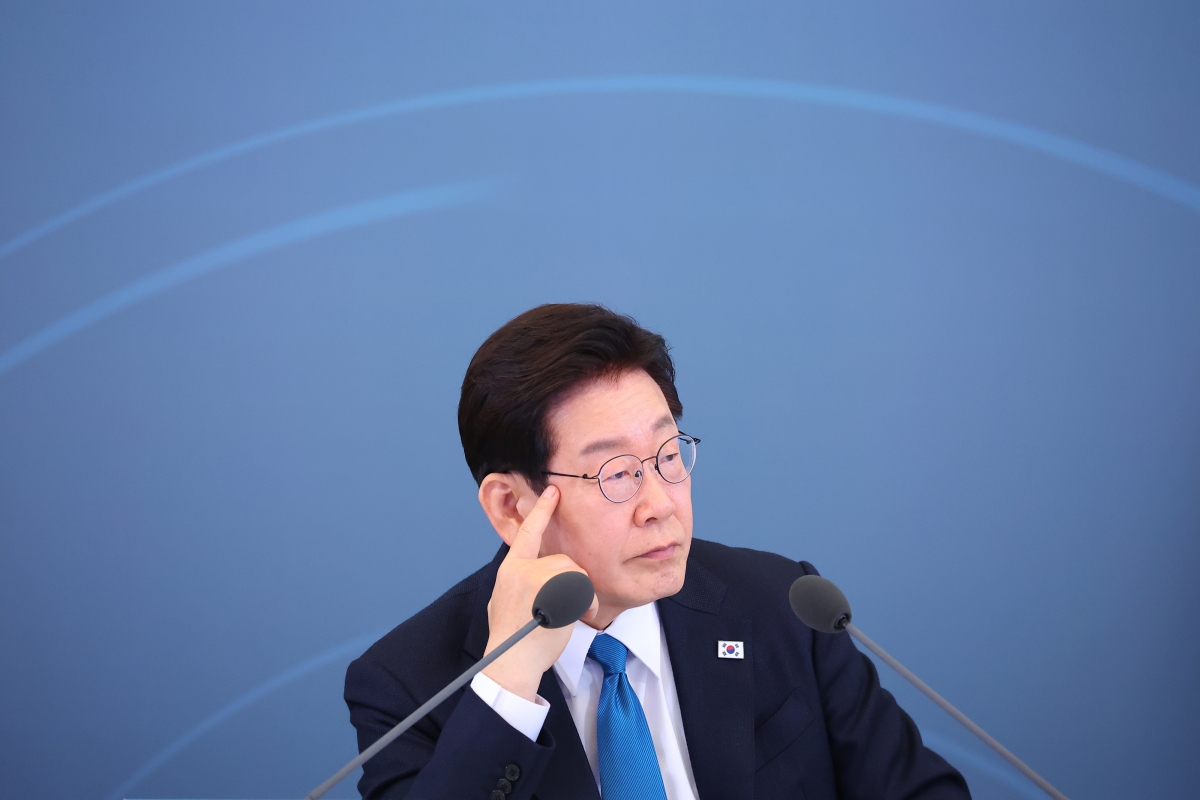 참석자 발언 듣는 이재명 대통령