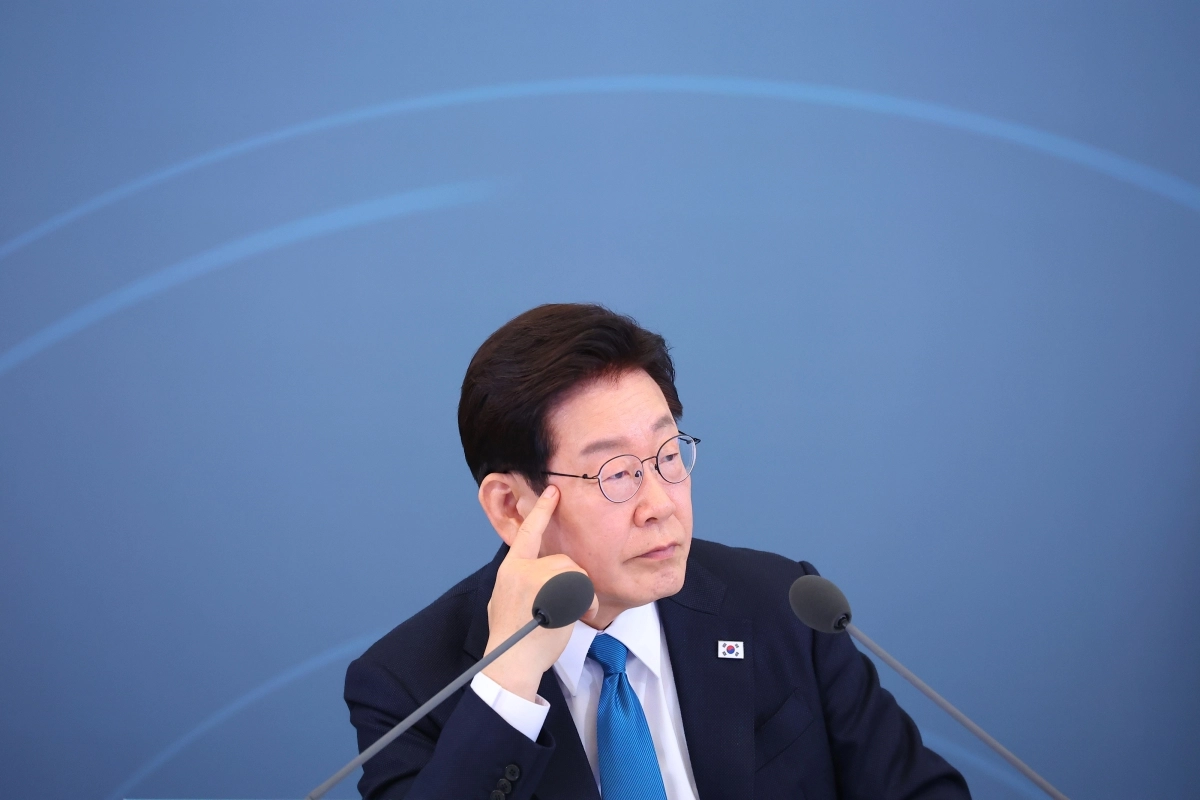 참석자 발언 듣는 이재명 대통령