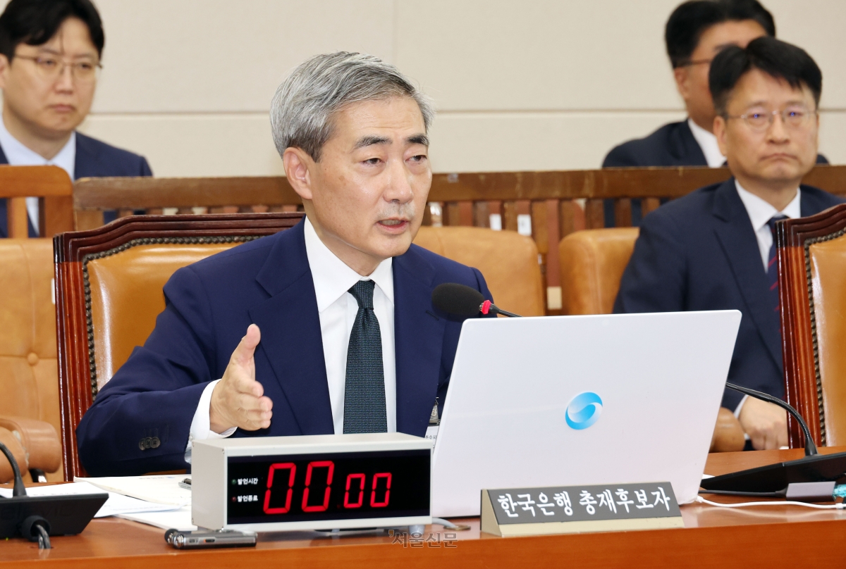 신현송 한국은행 총재 후보자가 15일 국회 재정경제기획위원회에서 열린 인사청문회에서 의원 질의에 답하고 있다. 2026.4.15 안주영 전문기자