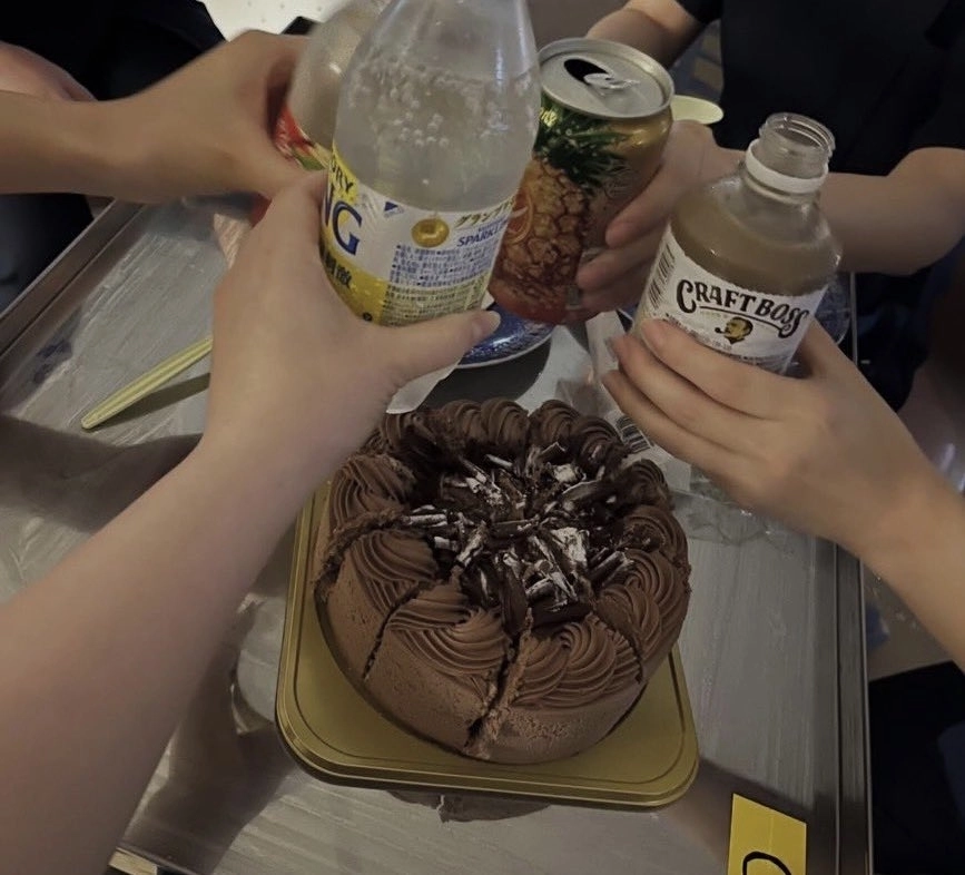 일본 사이타마현 소재 아게오 중앙 종합병원에서 중환자실 간호사들이 생일 파티를 하며 음식을 먹는 모습이 담긴 사진이 소셜미디어(SNS)에서 확산해 논란이 되고 있다. 엑스(X) 캡처