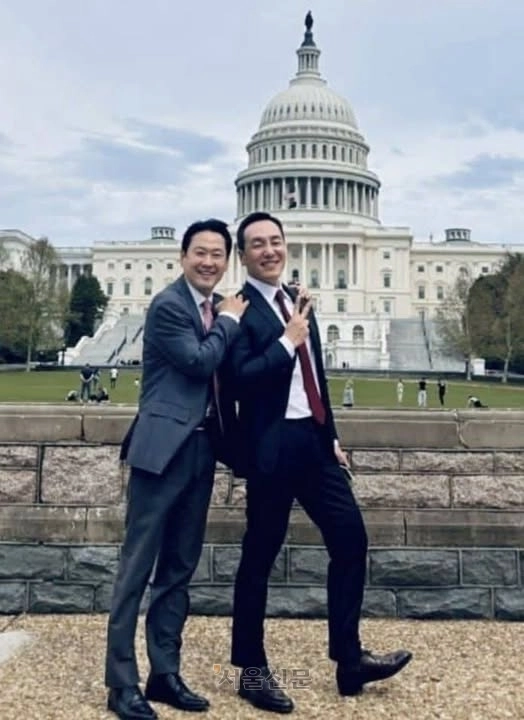 6·3 지방선거를 앞두고 미국을 방문 중인 장동혁(왼쪽) 국민의힘 대표가 김민수 최고위원과 함께 워싱턴DC 연방의회 의사당을 배경으로 포즈를 취하고 있다. 페이스북 캡처