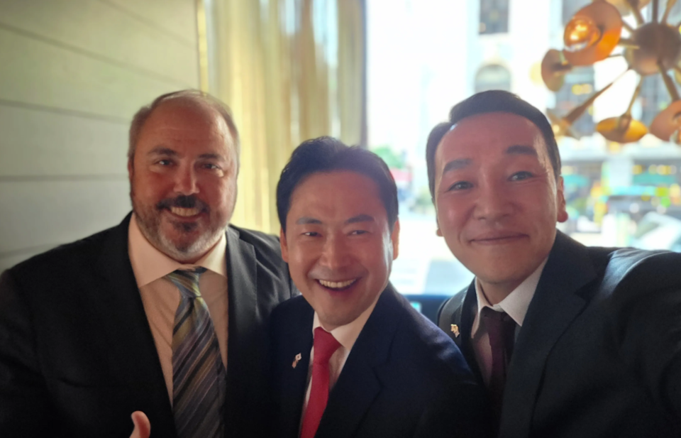 국민의힘 장동혁 대표와 김민수 최고위원이 미국 워싱턴DC에서 공화당 전국위원회(RNC) 의장 조 그루터스와 만난 모습.