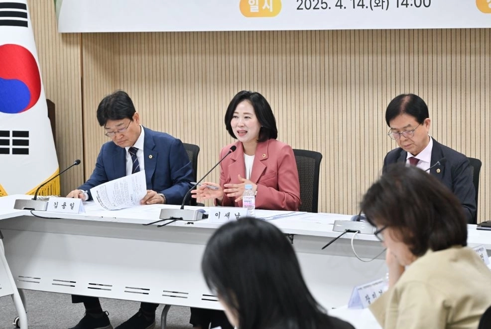 지난 14일 열린 ‘비더비 입점기업 여성대표 및 여성 일자리 교육기관 간담회’에 참석한 김용일 의원(왼쪽 첫 번쨰)
