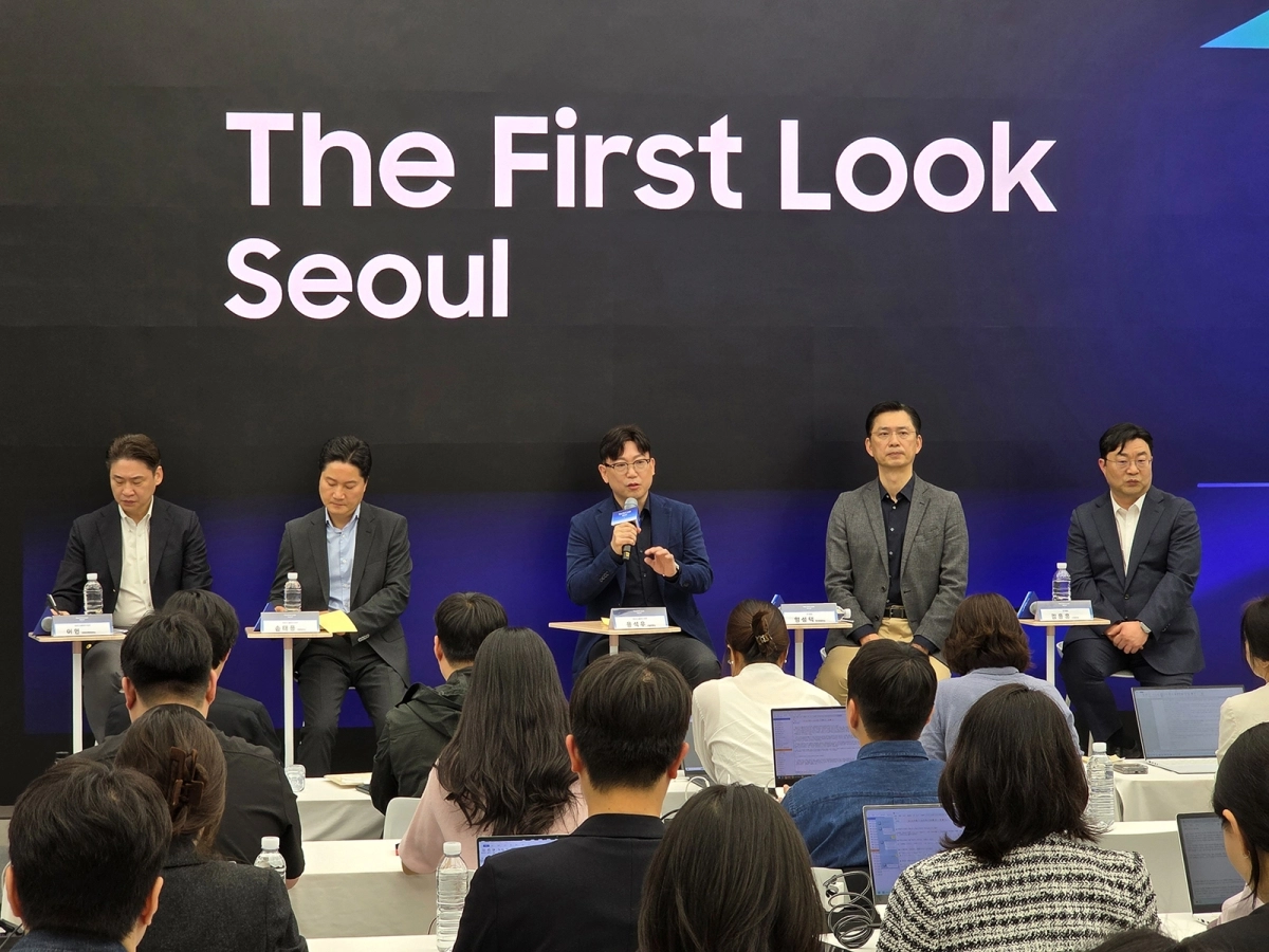삼성전자 영상디스플레이사업부 용석우 사장이 15일 2026년형 TV 신제품 출시 행사에서 질문에 답변하고 있다. (왼쪽부터) 이헌 삼성전자 영상디스플레이사업부 부사장, 손태용 부사장, 용 사장, 임성택 한국총괄 부사장, 김용훈 상무. 삼성전자 제공