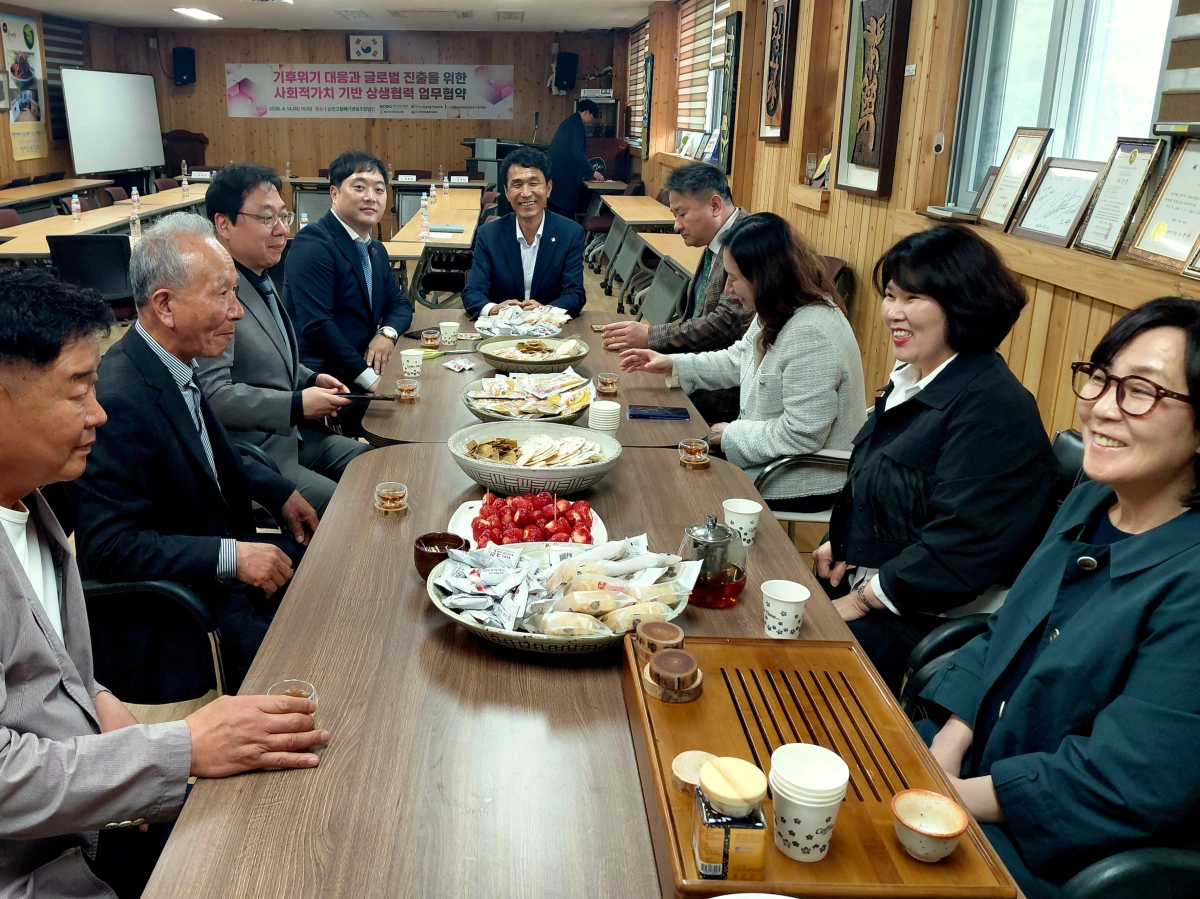 왼쪽부터 신춘호 (사)순천모링가협동조합 이사장, 양동흠 (사)전남농촌융복합산업인증자협회장, 김성완 월드옥타 중국무순지회장, 유성진 (사)전남마을기업협의회장, 윤제정 (재)광주기후에너지진흥원장, 김태현 전남사회적경제통합지원센터장, 조향순 (사)전남농촌융복합산업인증자협회 사무국장, 박혜경 (사)전남농촌융복합산업인증자협회 사무총장 등이 상호협력 방안에 대해 환담하고 있다.