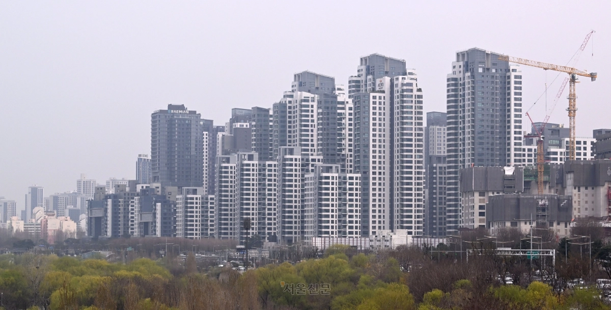 다주택자가 보유한 수도권·규제지역 아파트 담보대출의 만기연장이 원칙적으로 금지 예정인 1일 서울 서초구 반포 일대 모습. 2026.4.1. 도준석 전문기자