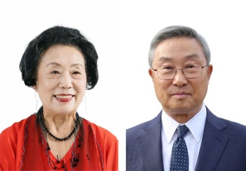 김세원(왼쪽) 방송인과 백창호 이백 장학회 이사장. 한국외대 제공