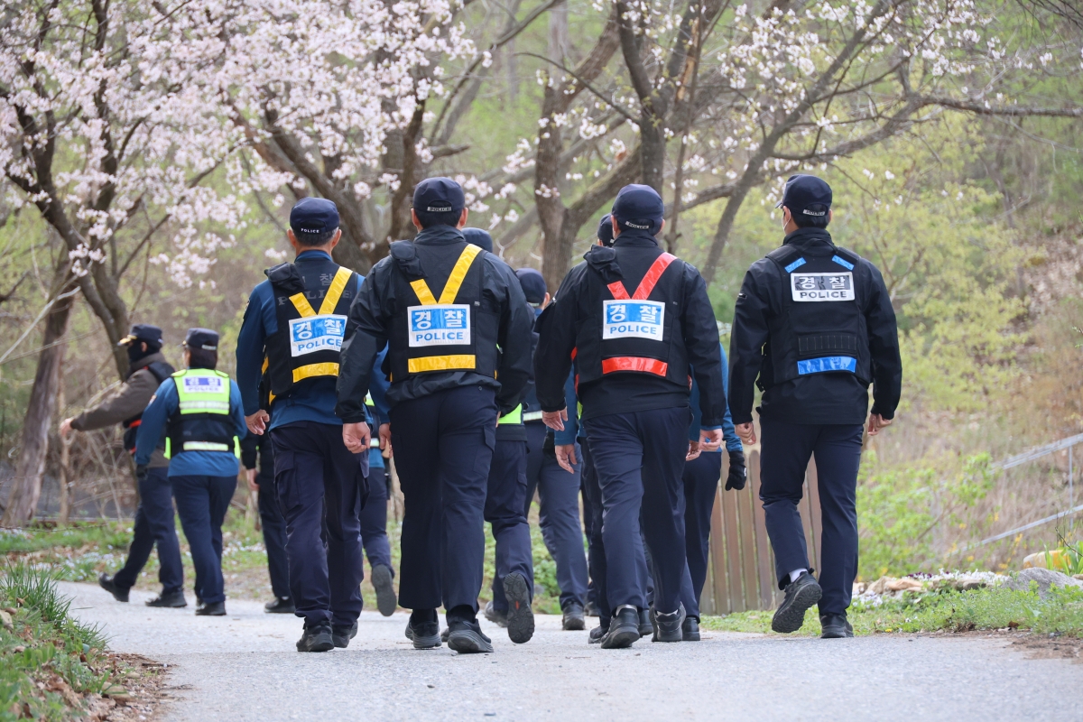 지난 8일 대전 오월드에서 탈출한 늑구 수색 일주일째인 14일 경찰이 늑구가 발견된 대전 중구 무수동 야산으로 이동하고 있다. 대전 연합뉴스