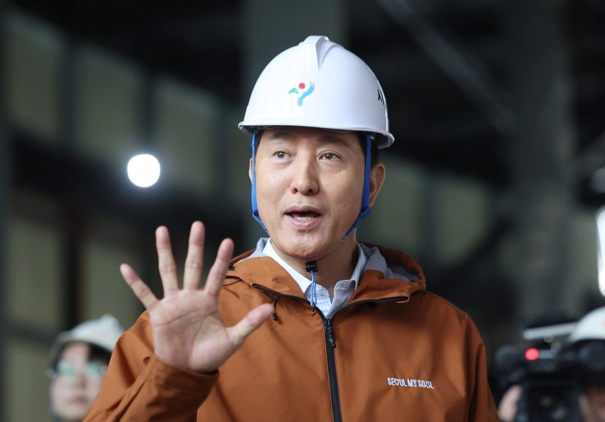 오세훈 서울시장이 15일 오후 서울 도봉구 창동 서울아레나 공사현장을 둘러본 후 공사장 관계자와 대화하고 있다. 2026.4.15. 뉴스1