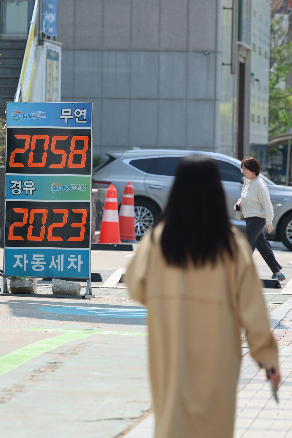 지난 14일 유가정보시스템 오피넷에 따르면 오전 9시 기준 전국 주유소 평균 휘발윳값은 L당 1996.2원으로 전날보다 1.3원 올랐다. 사진은 15일 서울 시내 주유소 모습.