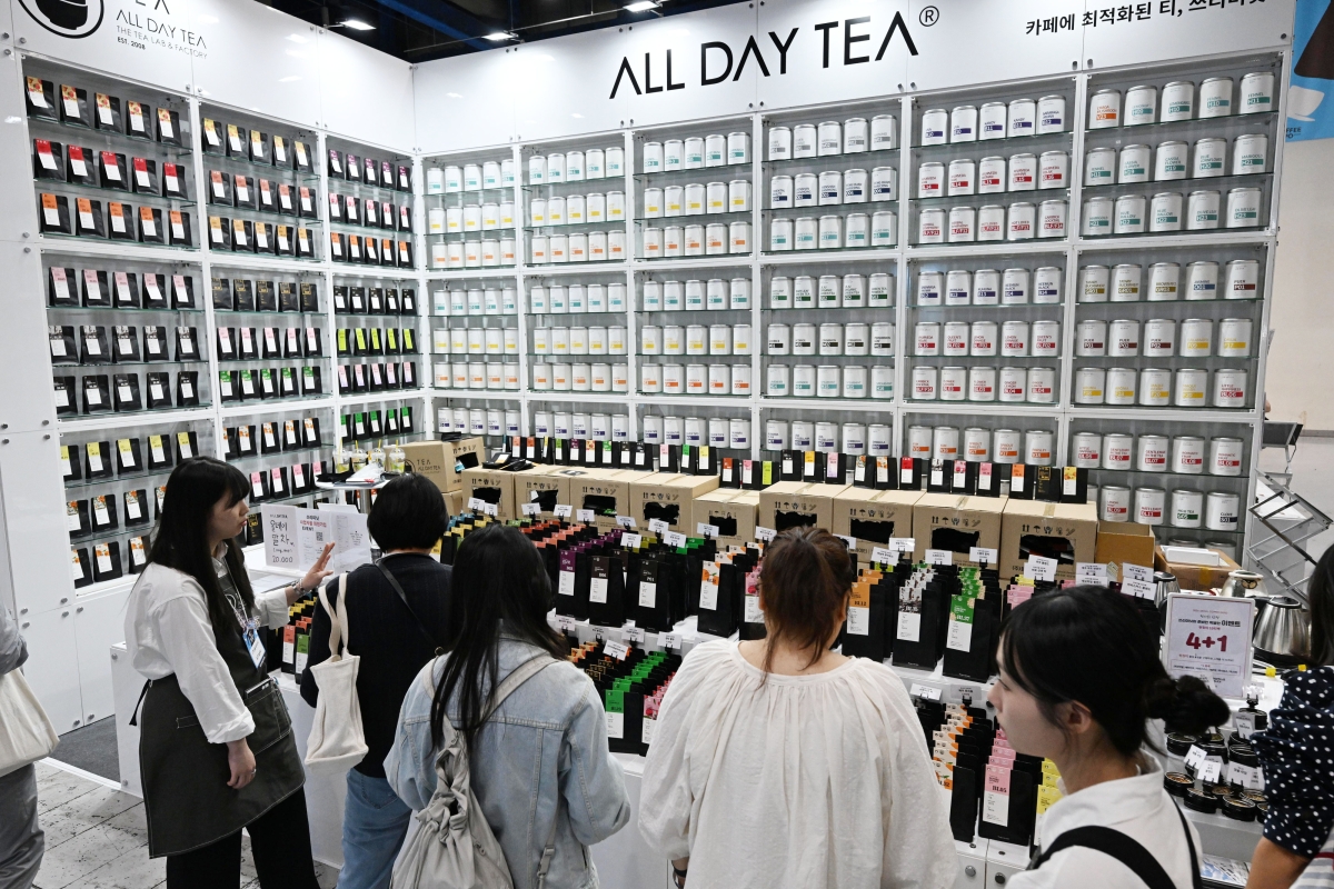 15일 서울 강남구 코엑스에서 열린 ‘2026 서울커피엑스포’를 찾은 사람들이 다양한 티 제품을 관람하고 있다 2026.4.15. 도준석 전문기자