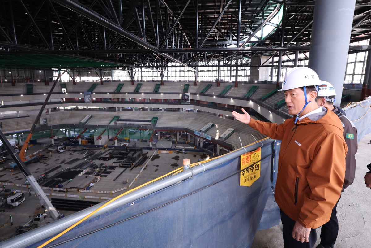 오세훈 서울시장이 15일 서울 도봉구 창동 서울아레나 공사현장을 둘러보고 있다. 서울아레나는 2만명 이상을 수용하는 국내 최대 규모의 케이팝(K-POP) 전문 공연장이다. 뉴스1