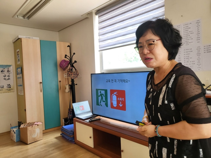 세월호 참사 당시 단원고 2학년 9반 학생이던 고 조은정양의 어머니 박정화씨가 지난해 8월 경기 안산시 단원구 노인정에서 생활안전교육을 진행하고 있다. 본인 제공