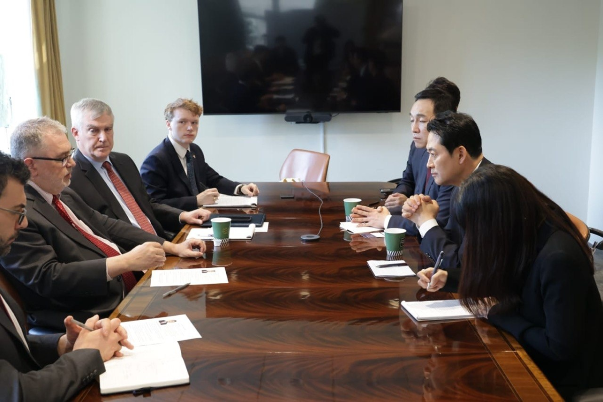 미국을 방문 중인 국민의힘 장동혁 대표가 14일(현지시간) 미국 싱크탱크 헤리티지재단과 간담회를 하고 있다. 장 대표는 페이스북을 통해 헤리티지재단, 미국우선정책연구소(AFPI) 등 미국 싱크탱크와 간담회를 가졌다고 밝혔다. 국민의힘 제공