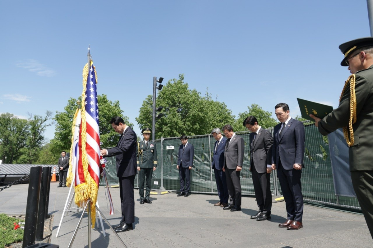미국을 방문 중인 국민의힘 장동혁 대표가 14일(현지시간) 한국전쟁 기념비를 참배하고 있다. 국민의힘 제공