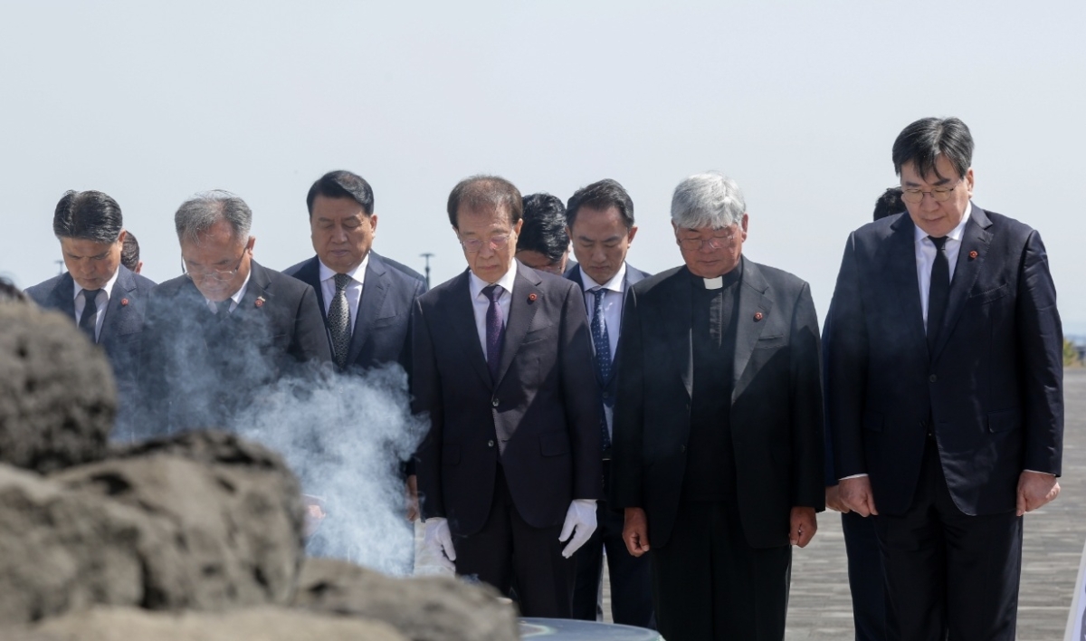 이석연(오른쪽 앞 세번째) 대통령직속 국민통합위원회 위원장이 15일 제주 4·3 평화공원을 찾아 참배하고 있다. 국민통합위원회 제공