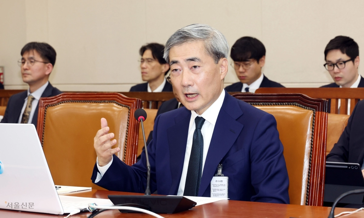신현송 한국은행 총재 후보자가 15일 국회 재정경제기획위원회에서 열린 인사청문회에서 의원 질의에 답하고 있다. 안주영 전문기자