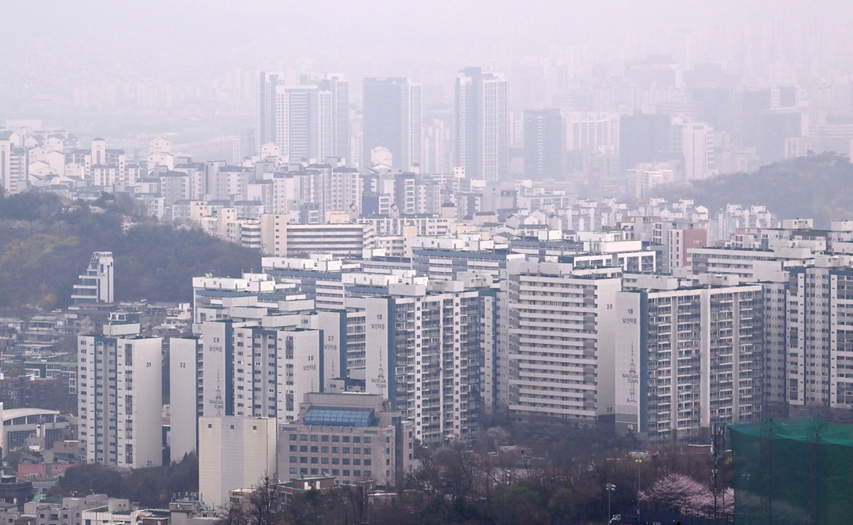 서울 남산에서 본 서울시내 아파트가 뿌옇게 보이고 있다.  도준석 전문기자