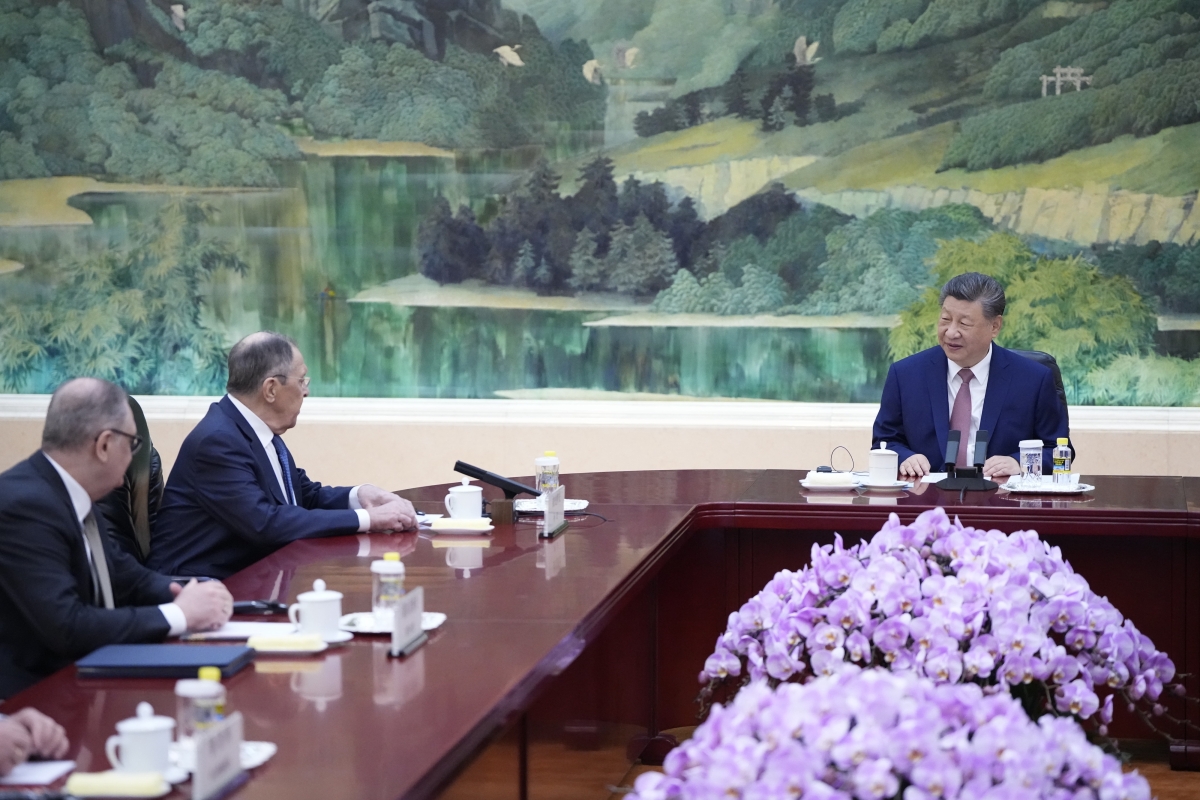 시진핑(오른쪽) 중국 국가주석이 15일 베이징 인민대회당에서 세르게이 라브로프(왼쪽 두번째) 러시아 외무장관과 회담을 갖고 있다. 베이징 EPA 연합뉴스