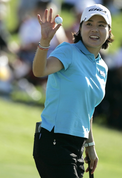 정일미가 2006년 미국 플로리다주 웨스트팜비치의 트럼프인터내셔널골프장에서 열린 LPGA투어 ADT 챔피언십 3라운드 경기 도중 18번홀 그린에서 버디 퍼팅을 성공시킨 후 공을 들어 보이고 있다. 그는 KLPGA투어에서 무려 20차례나 준우승을 했다. AP 연합뉴스