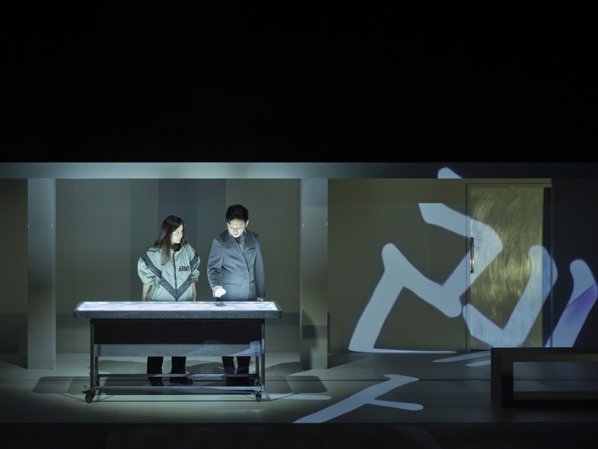 연극 ‘뼈의 기록’은 장의사 안드로이드 로비스를 통해 인간에 대한 존중과 애도를 그려낸다.  예술의전당·할리퀸크리에이션즈 제공