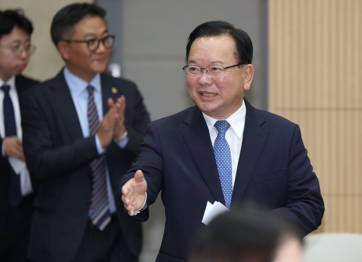 ICT 기업관계자와 인사하는 김부겸