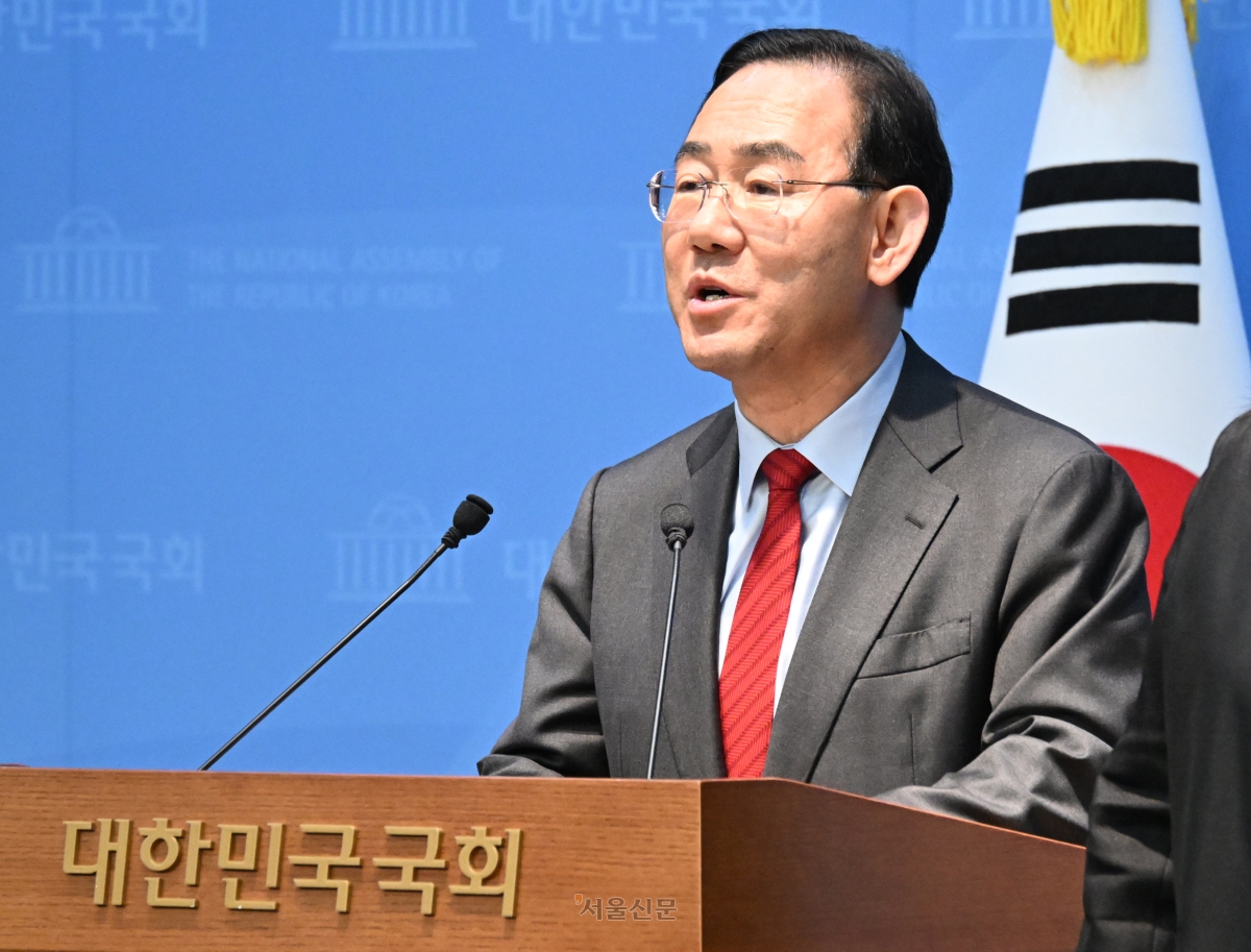 6·3 지방선거를 앞두고 국민의힘 대구시장 후보 경선에서 컷오프(공천 배제)된 6선 주호영 의원이 8일 국회 소통관에서 기자회견을 열고 있다. 2026.4.8 안주영 전문기자