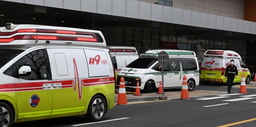 구급차들이 응급실앞에 도착해 있다. 도준석 전문기자