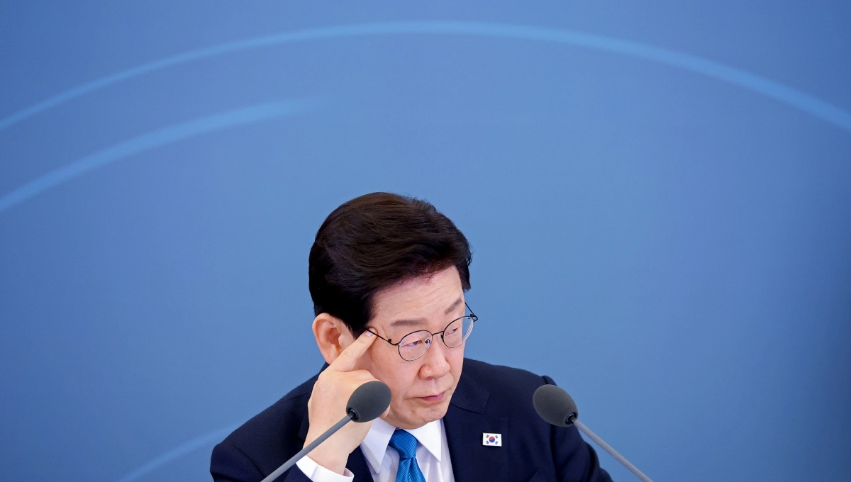 이재명 대통령이 15일 청와대에서 열린 규제합리화위원회 제1차 전체회의에서 참석자 발언을 듣고 있다. 2026.4.15. 연합뉴스