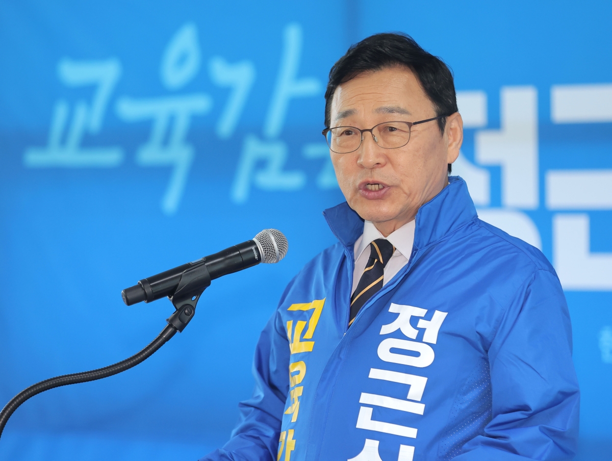 정근식 서울교육감이 8일 재선 출마를 선언했다. 정 교육감은 초중고 교통비 전액 지원, 유아교육 완전 무상화 등의 공약을 발표했다.