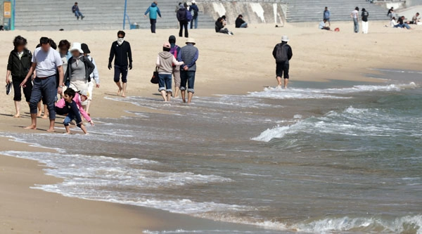 전국적으로 초여름 날씨를 보인 15일 부산 해운대구 해운대해수욕장을 찾은 외국인들이 일광욕을 즐기고 있다. 2026.04.15.<br>뉴시스