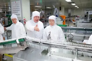 주사기 공장 찾은 정은경 장관… 공급 핫라인  협약