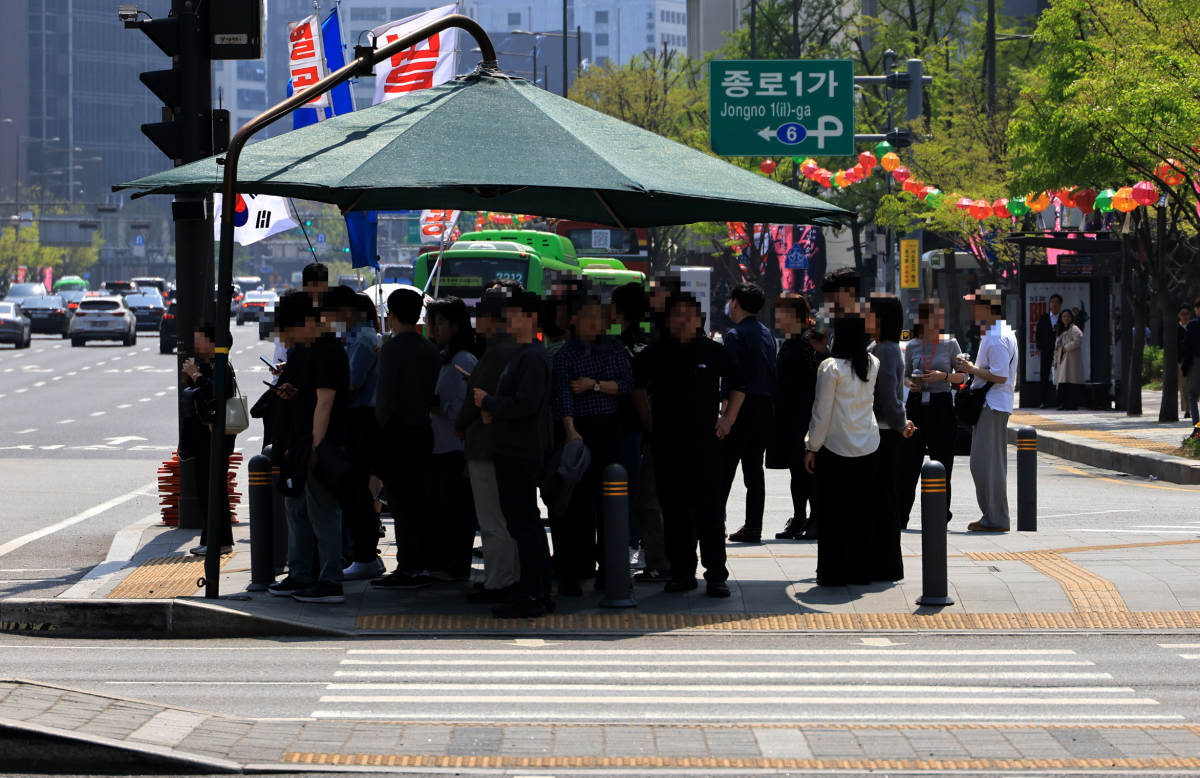 그늘 밑은 이미 만석
