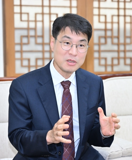 김정기 대구시장 권한대행(행정부시장이) 15일 서울신문과의 인터뷰에서 대구 세계마스터즈육상경기대회 준비 상황에 대해 설명하고 있다.  대구시 제공