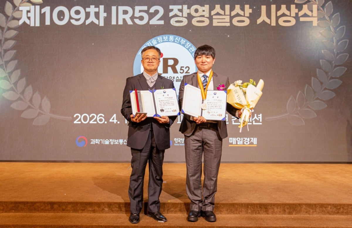 이섭주(왼쪽) 금호석유화학 상무와 김민수 책임연구원이 지난 14일 서울 용산구 피스앤파크컨벤션에서 열린 장영실상 시상식에서 상장을 들고 기념촬영하고 있다. 금호석유화학 제공