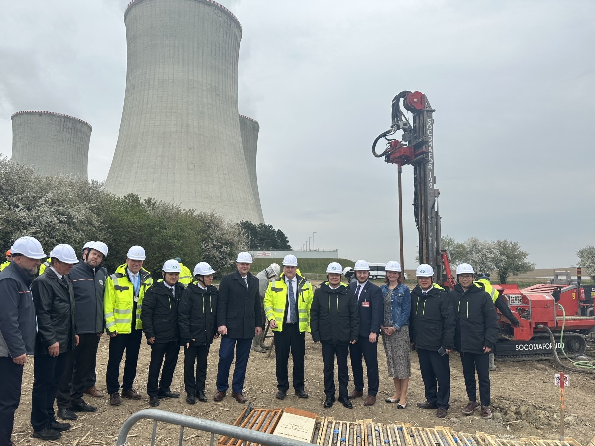 김회천(왼쪽 아홉 번째) 한국수력원자력 사장이 14일(현지시간) 체코 두코바니 원전 건설 현장을 점검한 뒤 기념사진을 촬영하고 있다. 한국수력원자력 제공