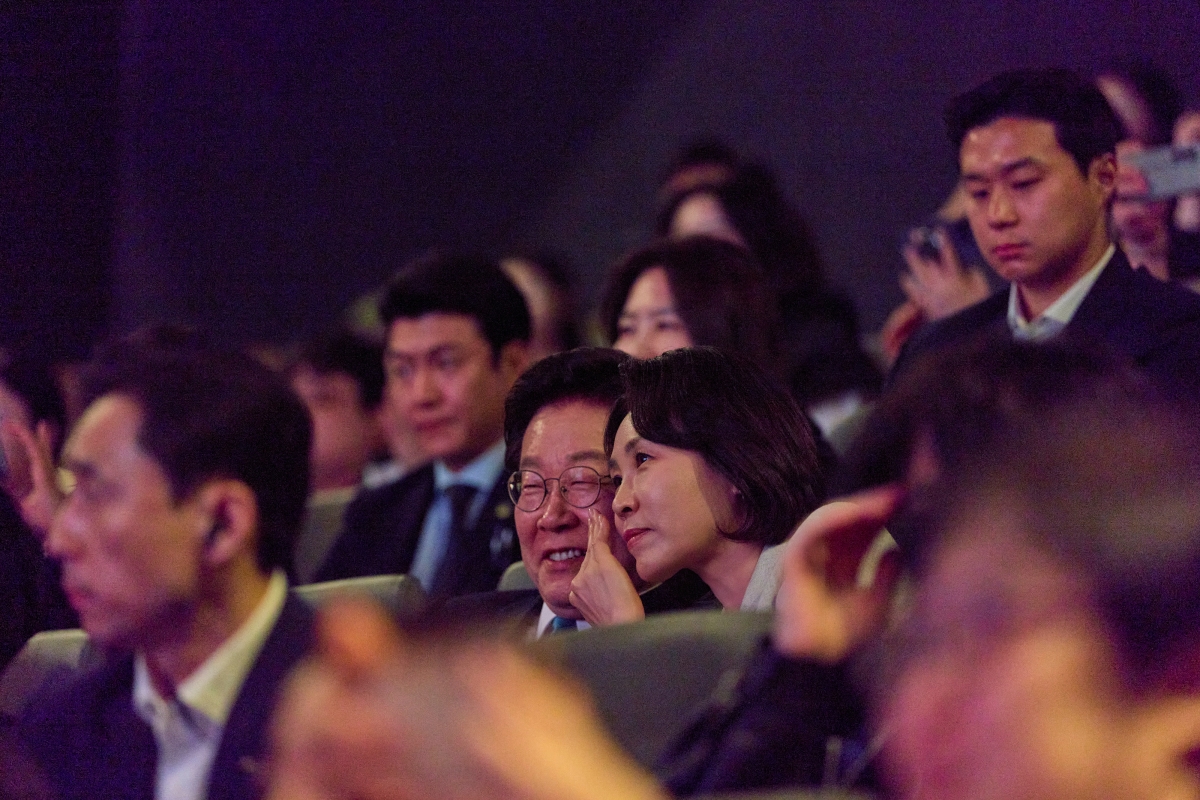 이재명 대통령과 김혜경 여사가 15일 서울 용산 CGV를 찾아 제주 4·3 사건을 다룬 영화 ‘내 이름은’을 관람하고 있다. 이 대통령 부부는 매주 수요일 ‘문화의 날’을 맞아 SNS 추첨을 통해 선정된 시민 165명과 함께 영화를 관람했다. 2026.4.15. 청와대 제공