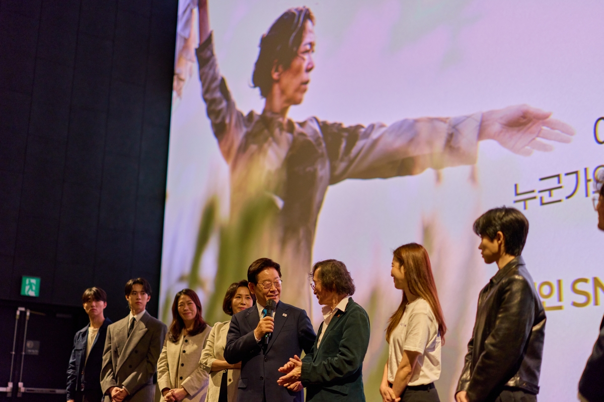 이재명 대통령과 김혜경 여사가 15일 서울 용산 CGV에서 제주 4·3 사건을 다룬 영화 ‘내 이름은’ 상영 후 열린 무대 인사에서 발언하고 있다. 이 대통령 부부는 매주 수요일 ‘문화의 날’을 맞아 SNS 추첨을 통해 선정된 시민 165명과 함께 영화를 관람했다. 2026.4.15. 청와대 제공