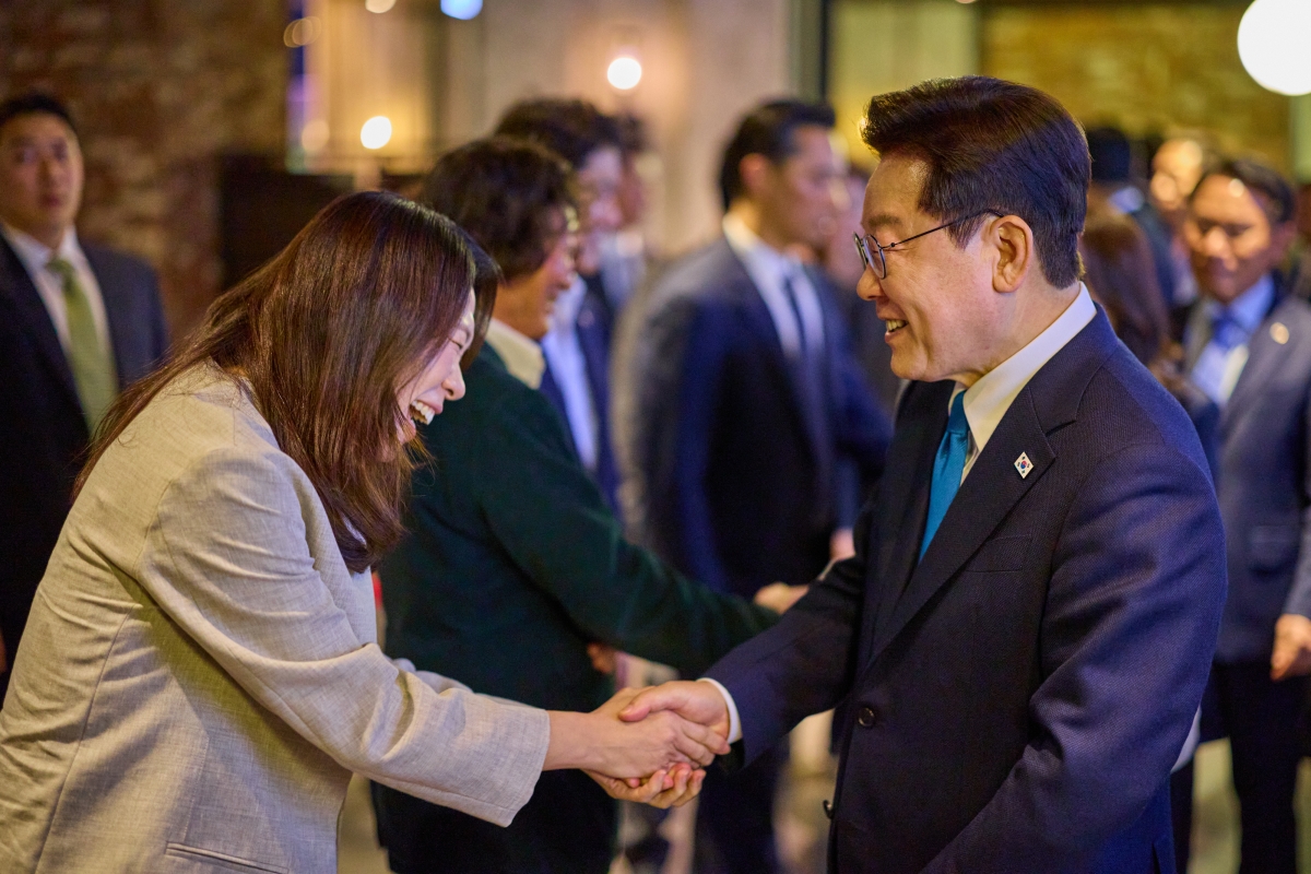 이재명 대통령이 15일 서울 용산 CGV를 찾아 제주 4·3 사건을 다룬 영화 ‘내 이름은’을 관람에 앞서 주연 배우 염혜란 씨와 악수하고 있다. 이 대통령 부부는 매주 수요일 ‘문화의 날’을 맞아 SNS 추첨을 통해 선정된 시민 165명과 함께 영화를 관람했다. 2026.4.15. 청와대 제공