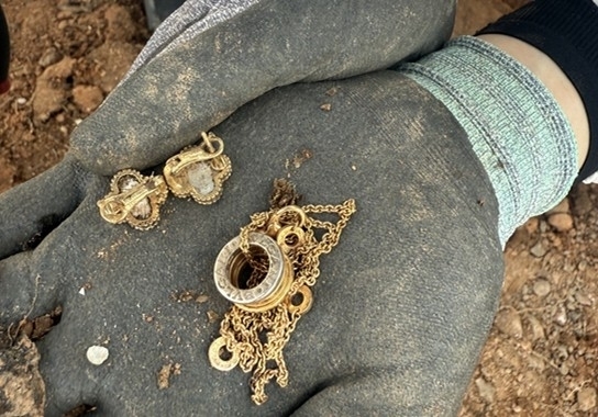 재수색 현장서 나온 목걸이와 귀걸이. 연합뉴스(12·29 무안공항 제주항공 여객기 참사 유가족협의회 제공)