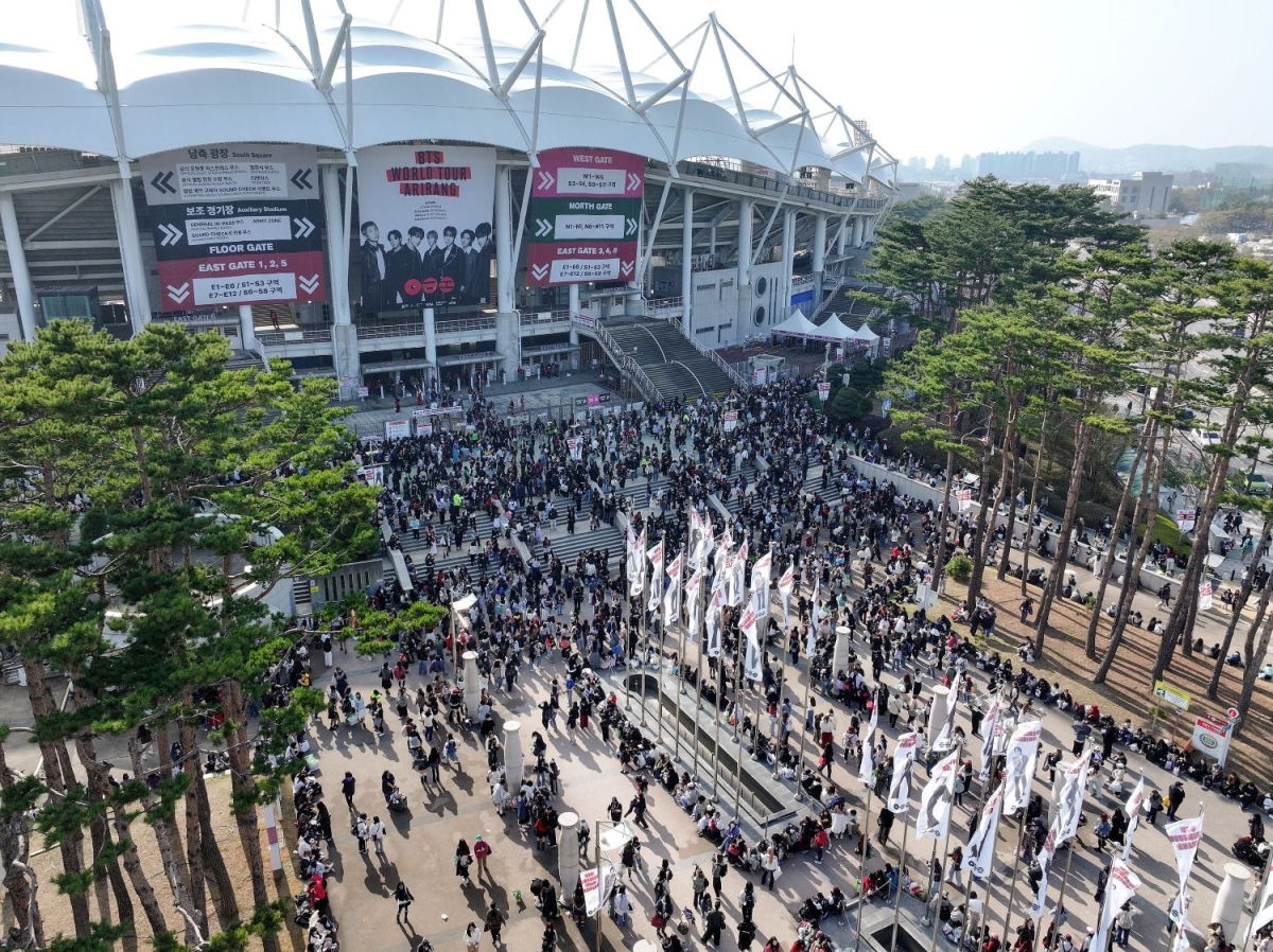 BTS공연 관람을 위해 고양종합운동장 앞에 몰려든 인파 모습
