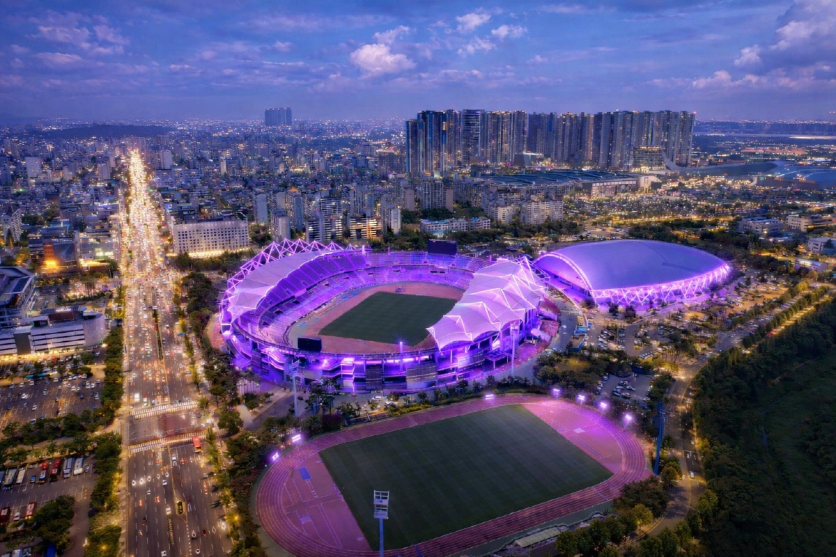 BTS공연이 열린 고양종합운동장과 주변 야경 모습