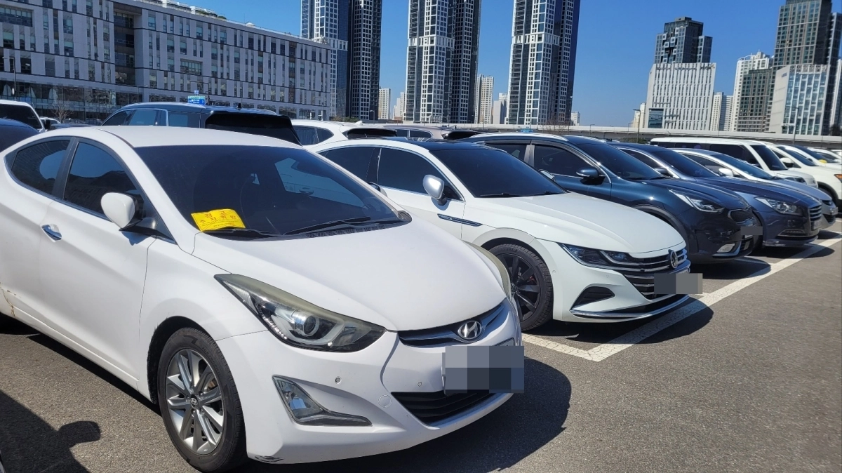 지난 8일 정부세종청사 주차장에 공공기관 차량 2부제 시행 위반 차량인 홀수 차량에 노란 주차 위반 스티커가 붙어 있다.