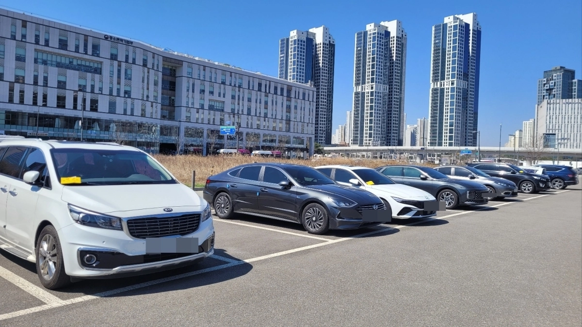 공공기관 차량 2부제 시행 첫날인 지난 8일 출근 시간대가 끝난 오전 10시 30분 정부세종청사 옥외 주차장에 빈 자리가 보이는 가운데 노란색 주차 위반 스티커가 붙은 차량이 곳곳에 보인다.