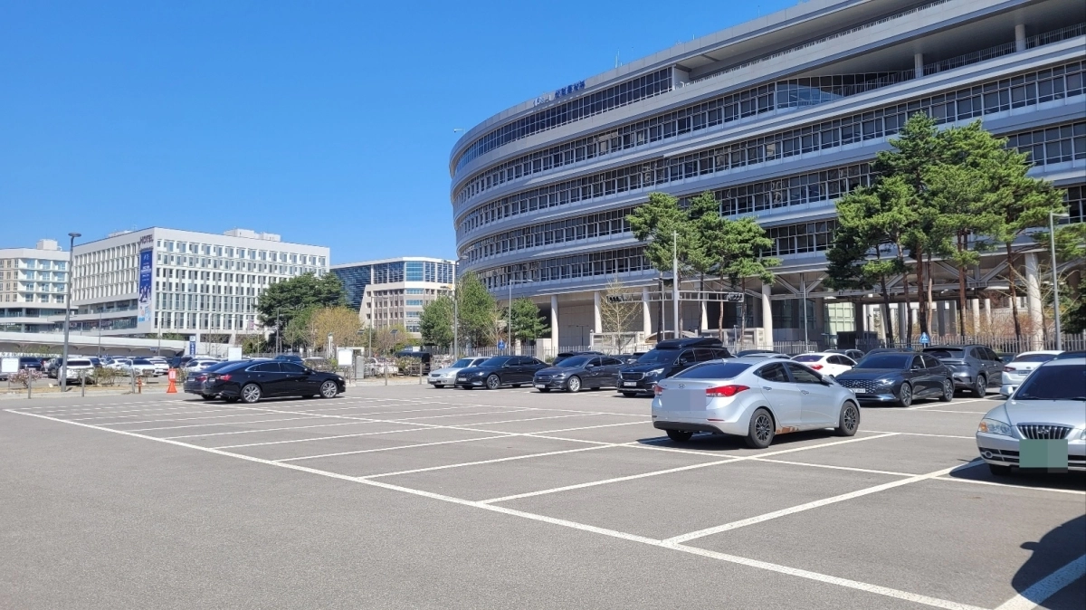 공공기관 차량 2부제 시행 첫날인 지난 8일 출근 시간대가 끝난 오전 10시 30분 꽉차 있던 평소와 달리 정부세종청사 옥외 주차장이 한산한 모습을 보이고 있다.