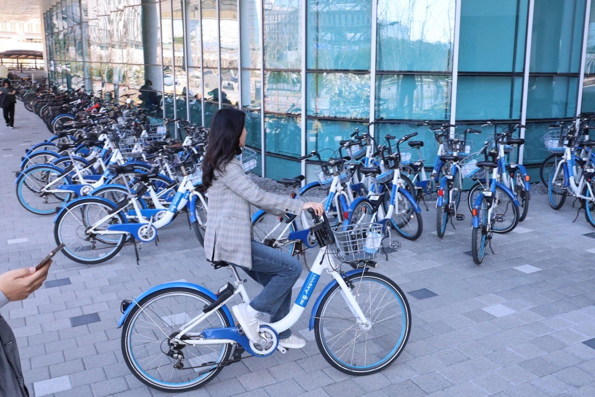 공유자전거 타고 출근하는 공무원